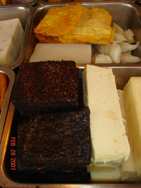 [Black+pig's+blood+rice+cake+next+to+white+tofu,+Lu+Wei.JPG]