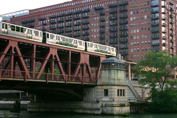 [Chicago_el_train_2004.jpg]