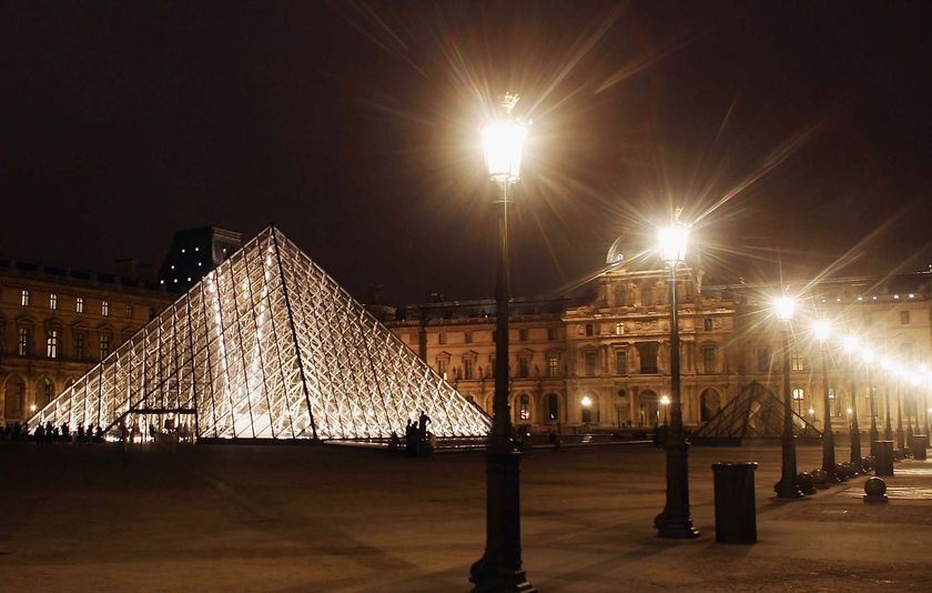 [louvre-paris-pyramid-night.jpg]