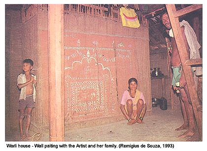 [Warli-painter-with-her-painting-and-family.jpg]