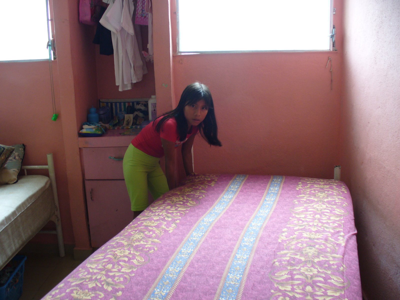 [Sinhilda+making+bed.JPG]