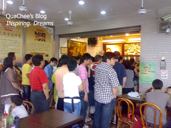 [taiwan-food_tainan-restaurant_queue.jpg]