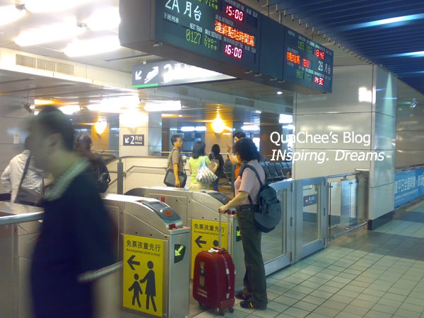 [taiwan_train-station_gantry.jpg]