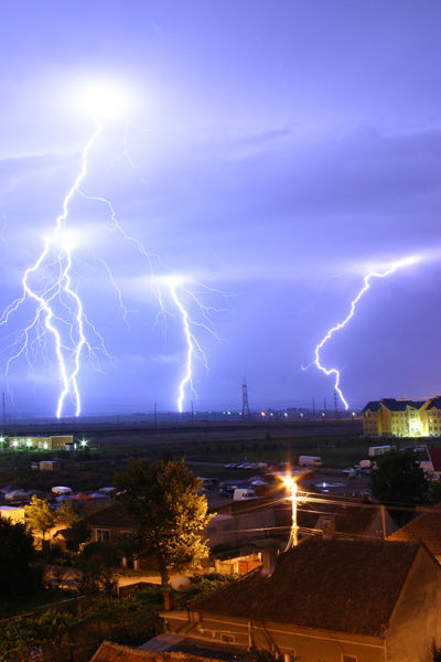 [400px-Lightning_over_Oradea_Romania_2.jpg]