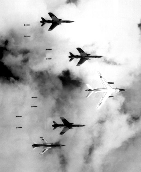 [493px-Bombing_in_Vietnam.jpg]