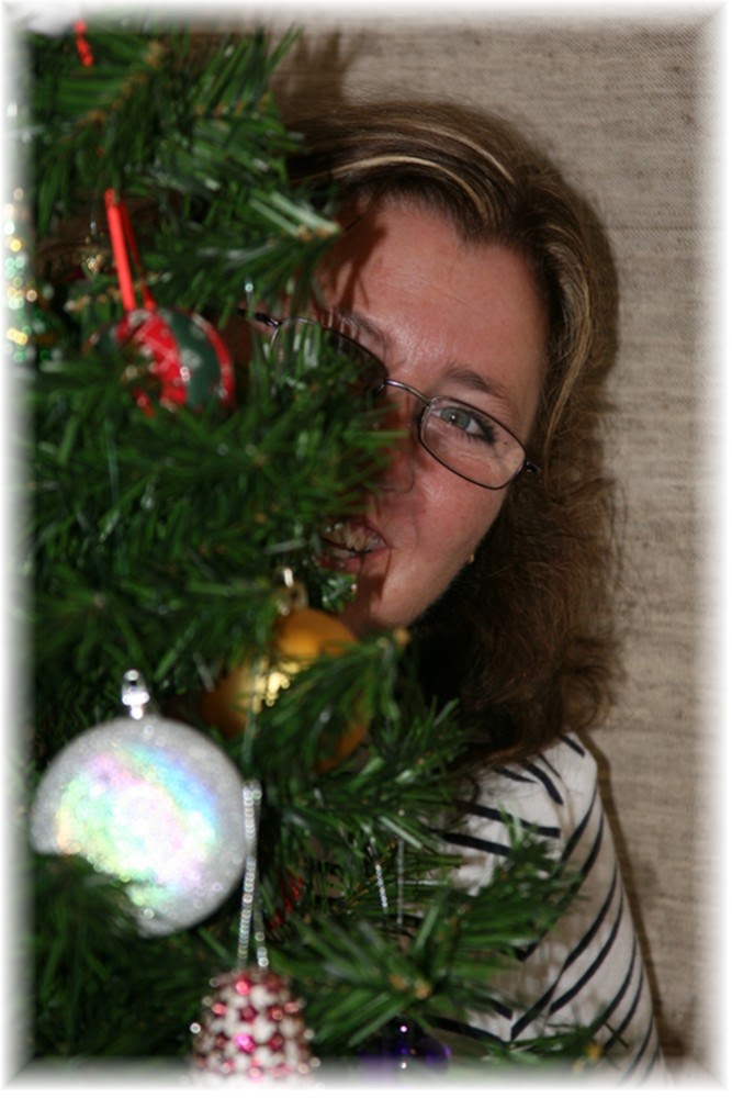 [Yvette+hiding+behind+the+tree.jpg]