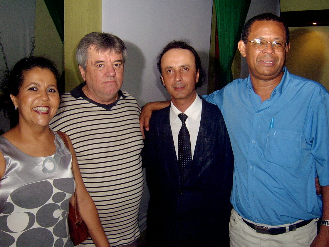 [Casal+Ana+Maria+e+Peron+Cunha+Melo+jornalista+Sérgio+VAsconcelos+e+Jackson+Martins.jpg]