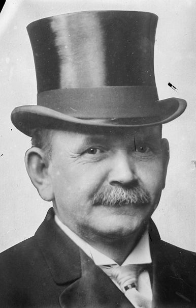 [386px-Austin_Lane_Crothers,_photograph_of_head_with_top_hat.jpg]