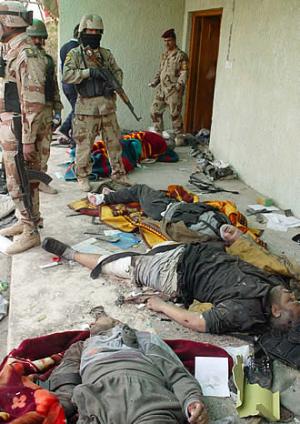 [Soldados-armados-cadaveres-Irak.jpg]