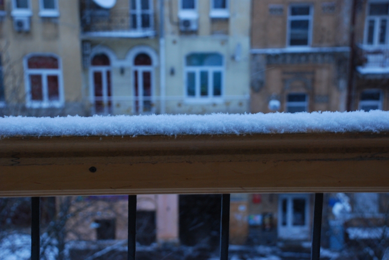 [Snow+on+the+railing.JPG]