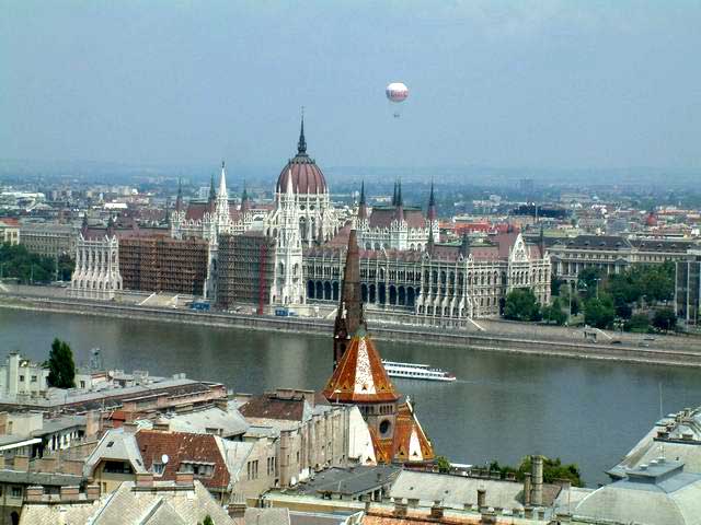 [hungary-budapest-parlament.jpg]