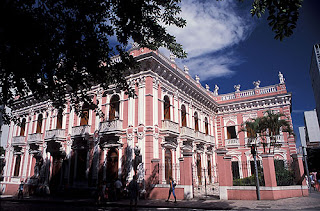 Palacio Cruz e Souza con muchas molduras y buñas en sus paredes.