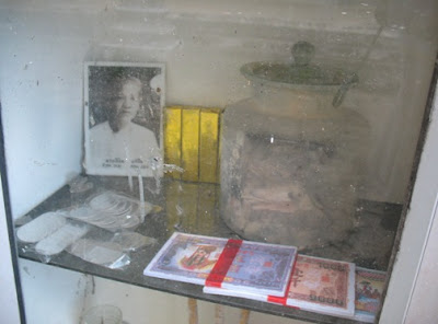 Ashes at Wat Kosit Wiharn