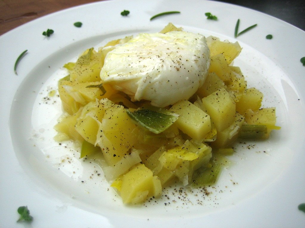 Kochknecht: Pochierte Eier auf Kartoffel-Lauch-Gemüse