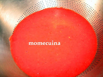 tamizando el tomate para la salsa . momecuina