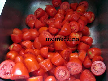 tomates cortados y escurriéndose el agua própia, para hacer salsa de tomate. momecuina