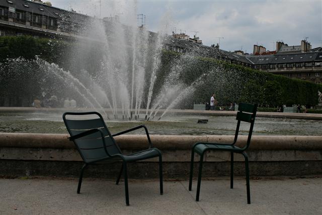 [paris+5+fountain+&+chairs+(Small).jpg]