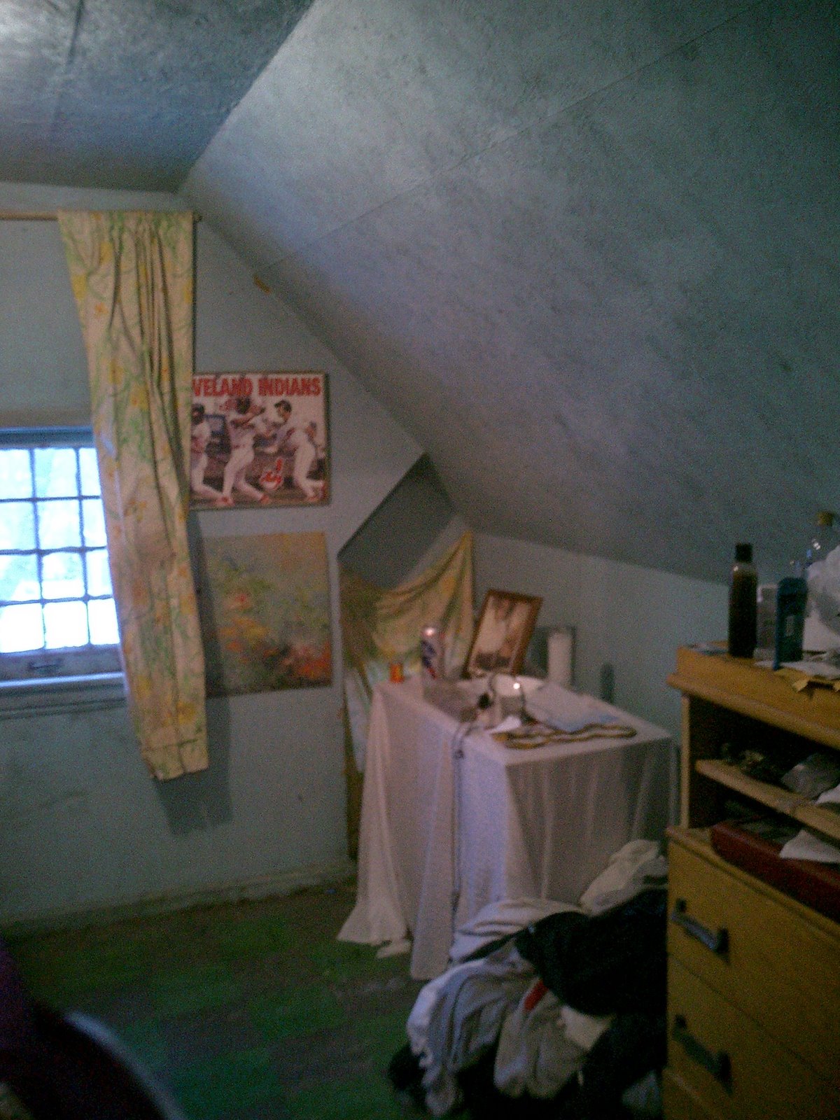 [Kimberley+-+attic,+low+closeup+of+side+to+right+of+front+window+1.JPG]