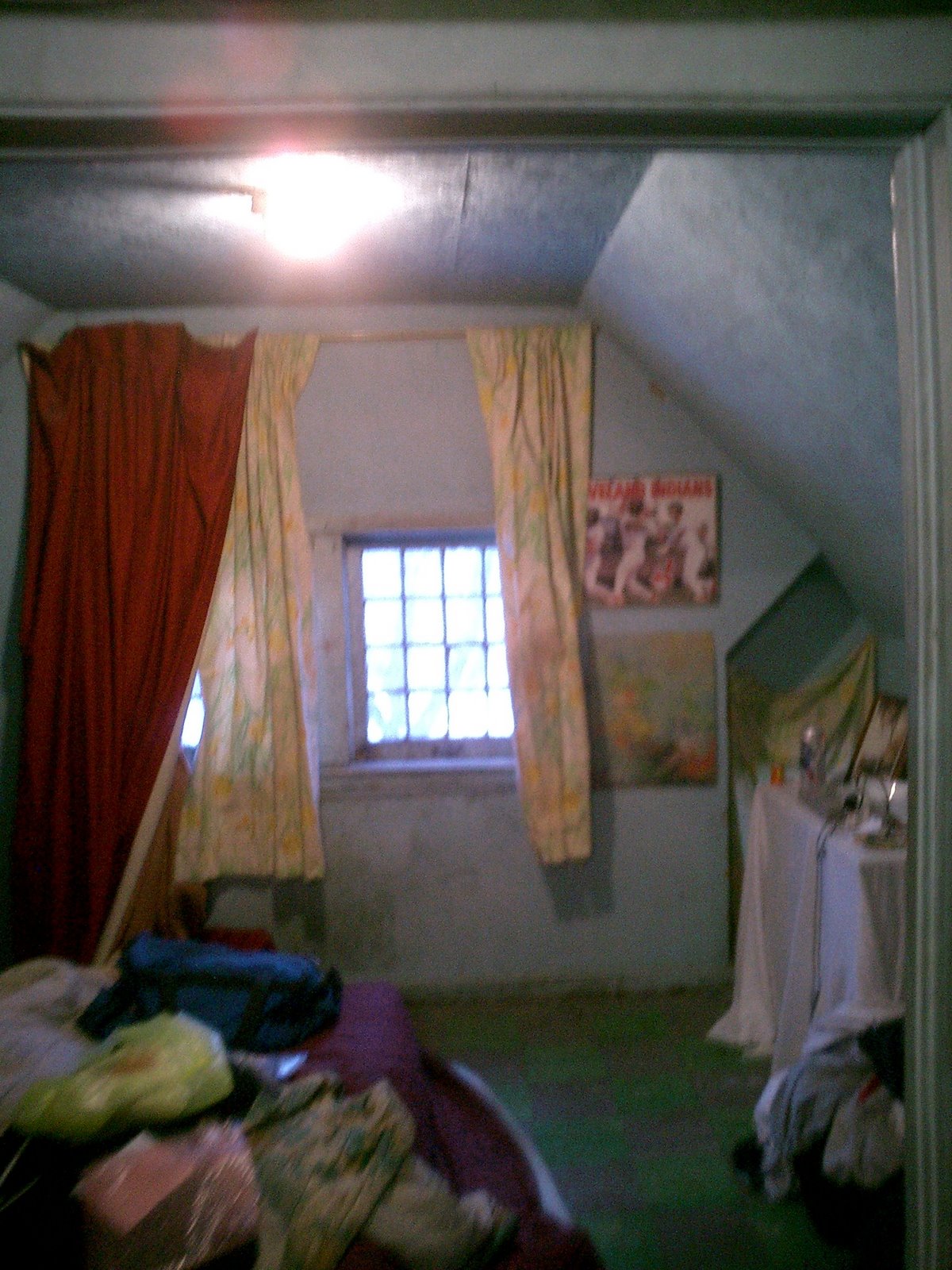 [Kimberley+-+attic,+view+of+window+overlooking+Kimberley.JPG]