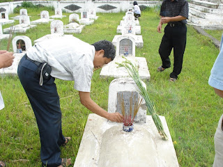 Bia mộ vẫn khắc tên Phạm Vũ Nhân.