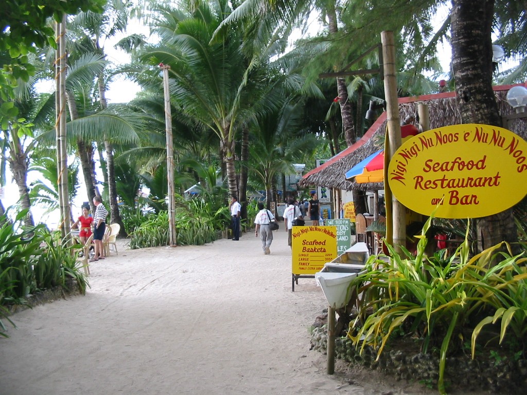 Strandpromenade am südlichen White Beach auf Boracay, Philippinen