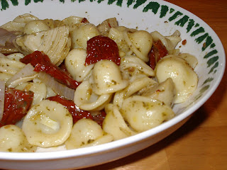 Pâtes pesto, tomates séchées et artichauts marinés